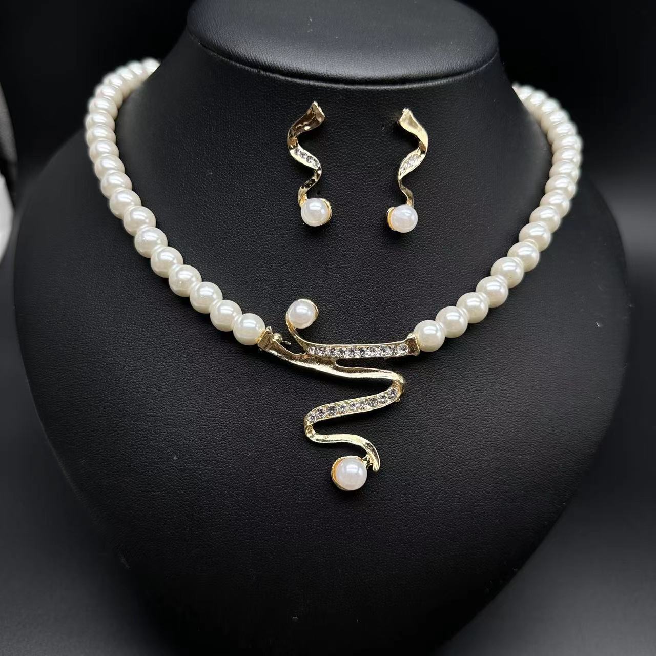 Fashion Personality Deep V Clavicle Pearl Pendant Suit - 0 - CJ