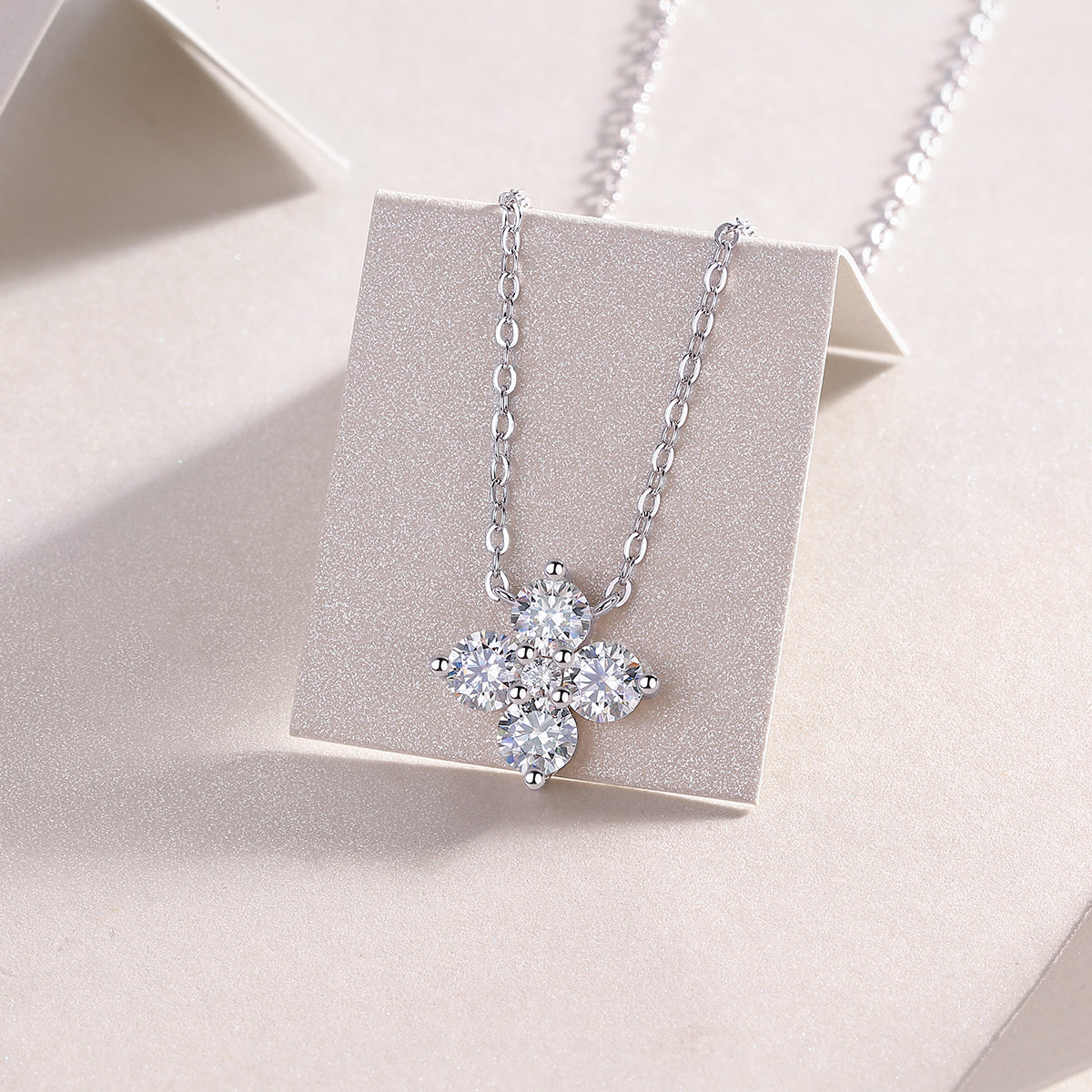 1Lucky Four - leaf Clover - A Fashionable And Luxurious Diamond Jewelry Pendant Set With Moissanite S925 Sterling Silver And Platinum Plating Prohibit TikTok sales - 5 - cj