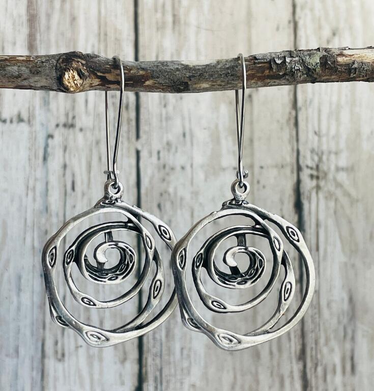 European And American Retro Style Flower Cutout Pendant Style Earrings - 0 - CJ