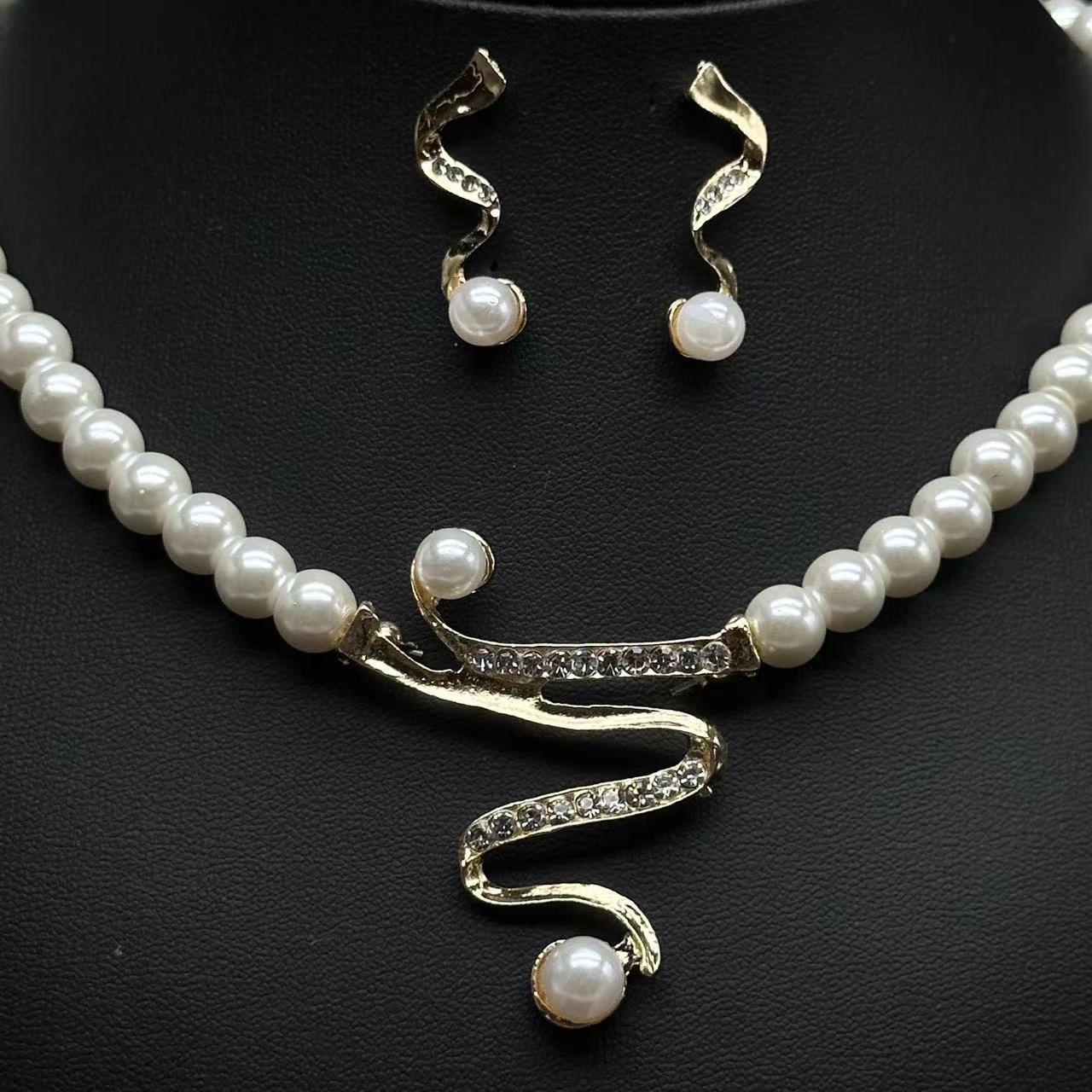 Fashion Personality Deep V Clavicle Pearl Pendant Suit - 0 - CJ