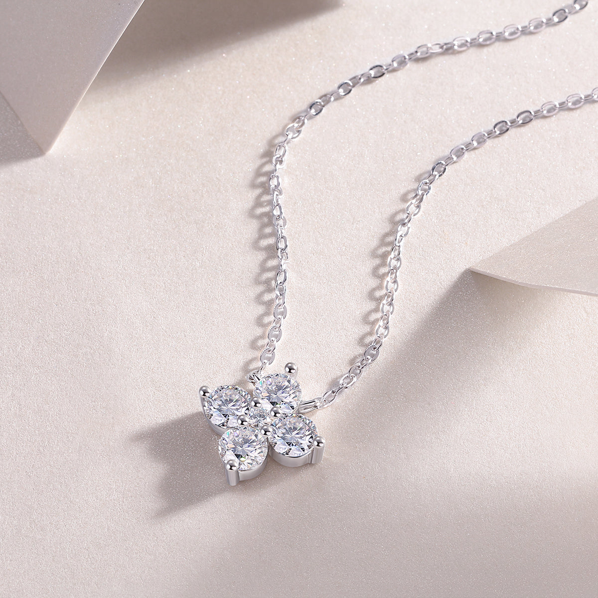 1Lucky Four - leaf Clover - A Fashionable And Luxurious Diamond Jewelry Pendant Set With Moissanite S925 Sterling Silver And Platinum Plating Prohibit TikTok sales - 5 - cj