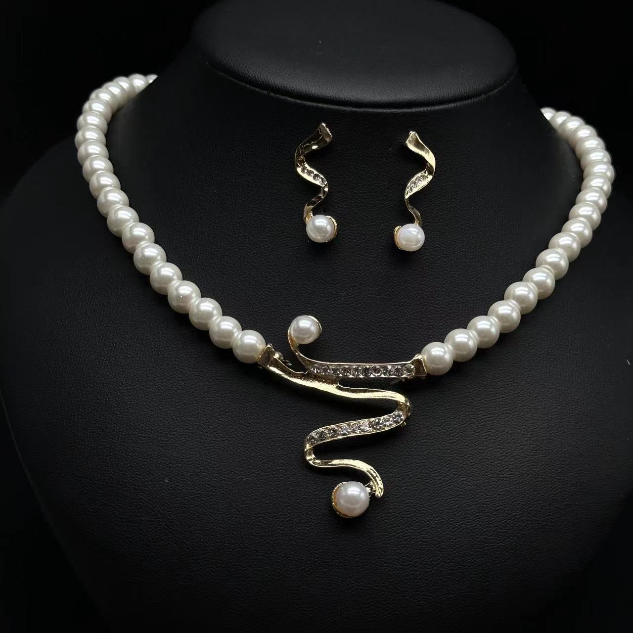 Fashion Personality Deep V Clavicle Pearl Pendant Suit - 0 - CJ