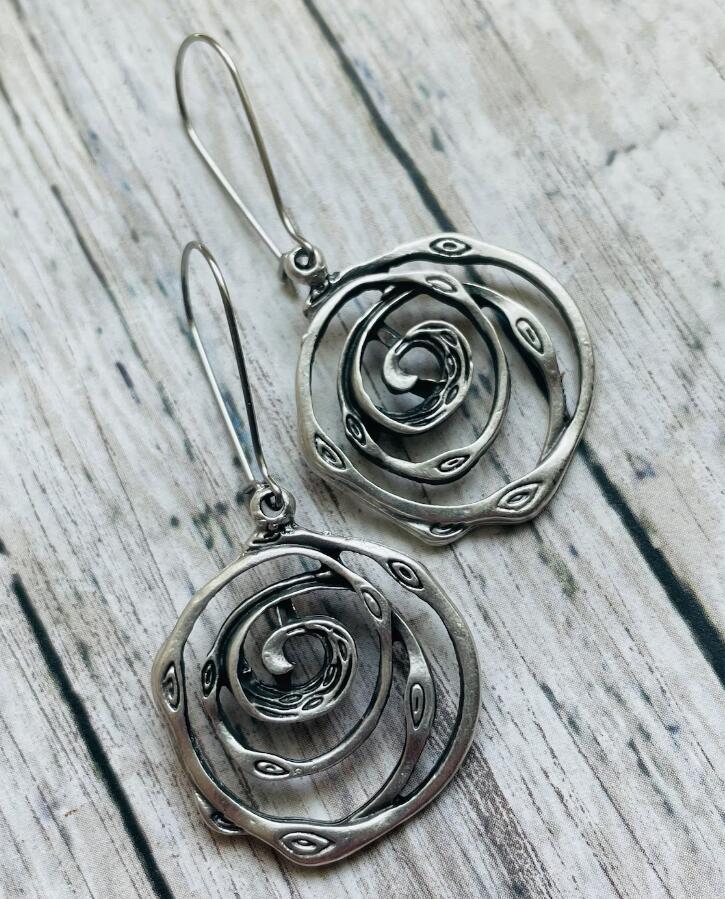 European And American Retro Style Flower Cutout Pendant Style Earrings - 0 - CJ