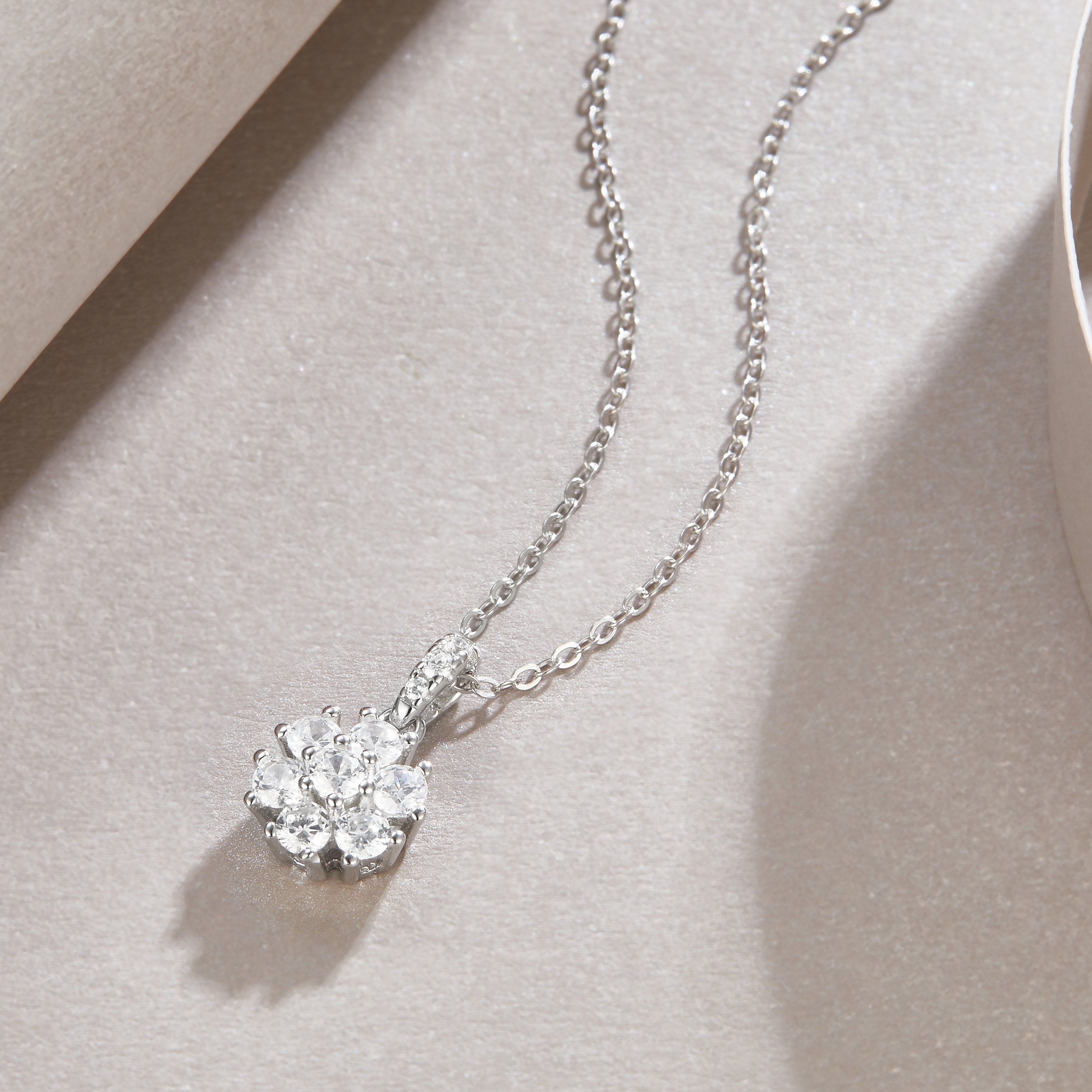 1Snowflake Dance - A Fashionable And Luxurious Diamond Jewelry Pendant Set With Moissanite S925 Sterling Silver And Platinum Plating Prohibit TikTok sales - 5 - cj