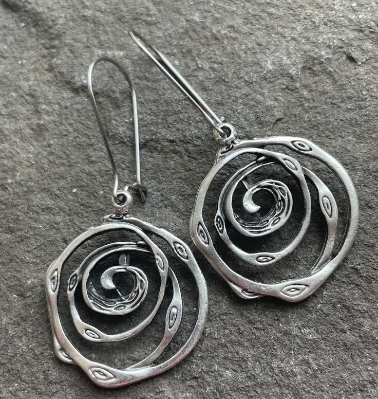 European And American Retro Style Flower Cutout Pendant Style Earrings - 0 - CJ