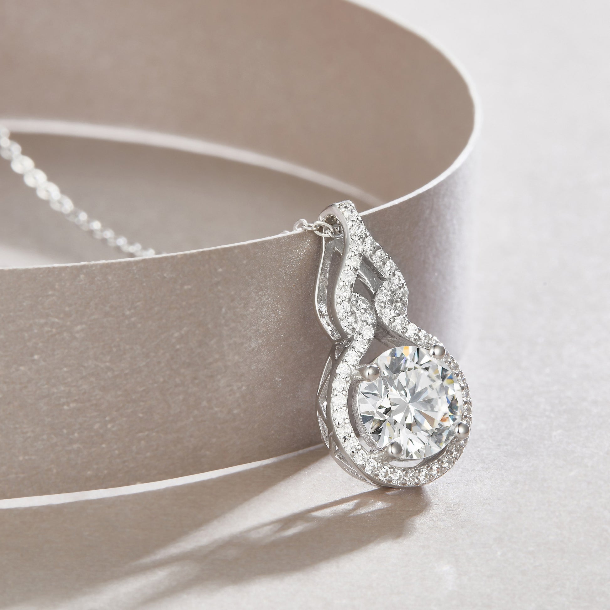 1Curve - A Fashionable And Luxurious Diamond Jewelry Pendant Set With 2-carat Moissanite S925 Sterling Silver And Platinum Plating Prohibit TikTok sales
