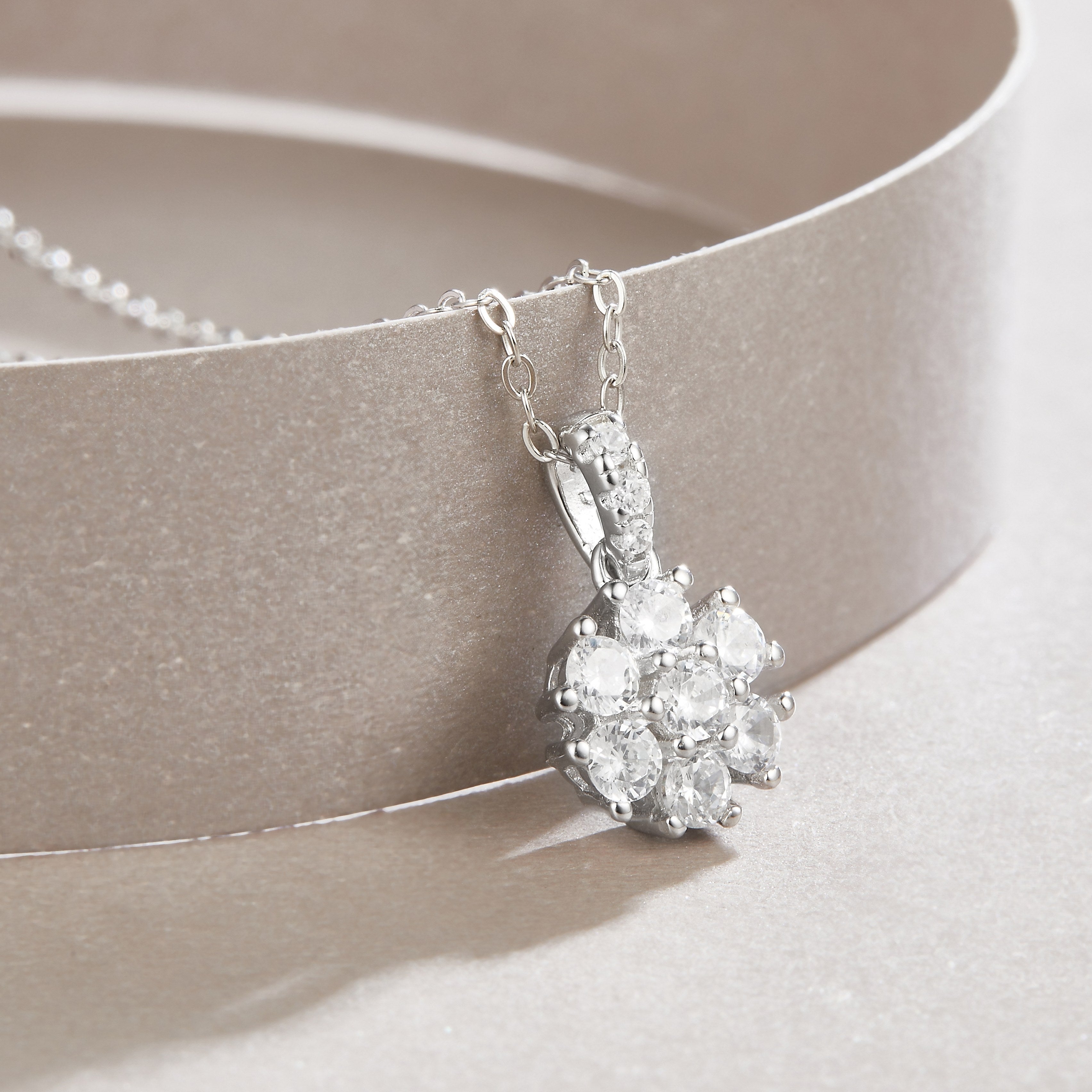 1Snowflake Dance - A Fashionable And Luxurious Diamond Jewelry Pendant Set With Moissanite S925 Sterling Silver And Platinum Plating Prohibit TikTok sales - 5 - cj