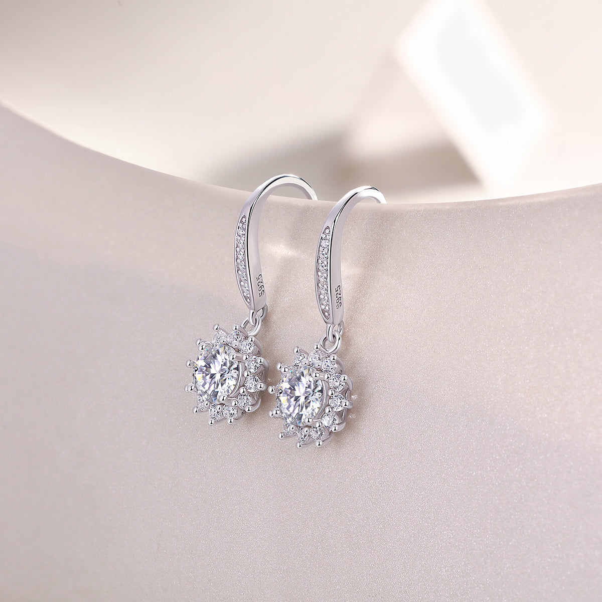 1Qingcheng - A Fashionable And Luxurious Diamond Jewelry Accessory Set With Half - carat Moissan Diamond S925 Sterling Silver And Platinum - plated Stud Earrings Prohibit TikTok sales - 5 - cjdropshipping