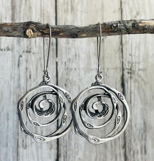 European And American Retro Style Flower Cutout Pendant Style Earrings - 0 - CJ