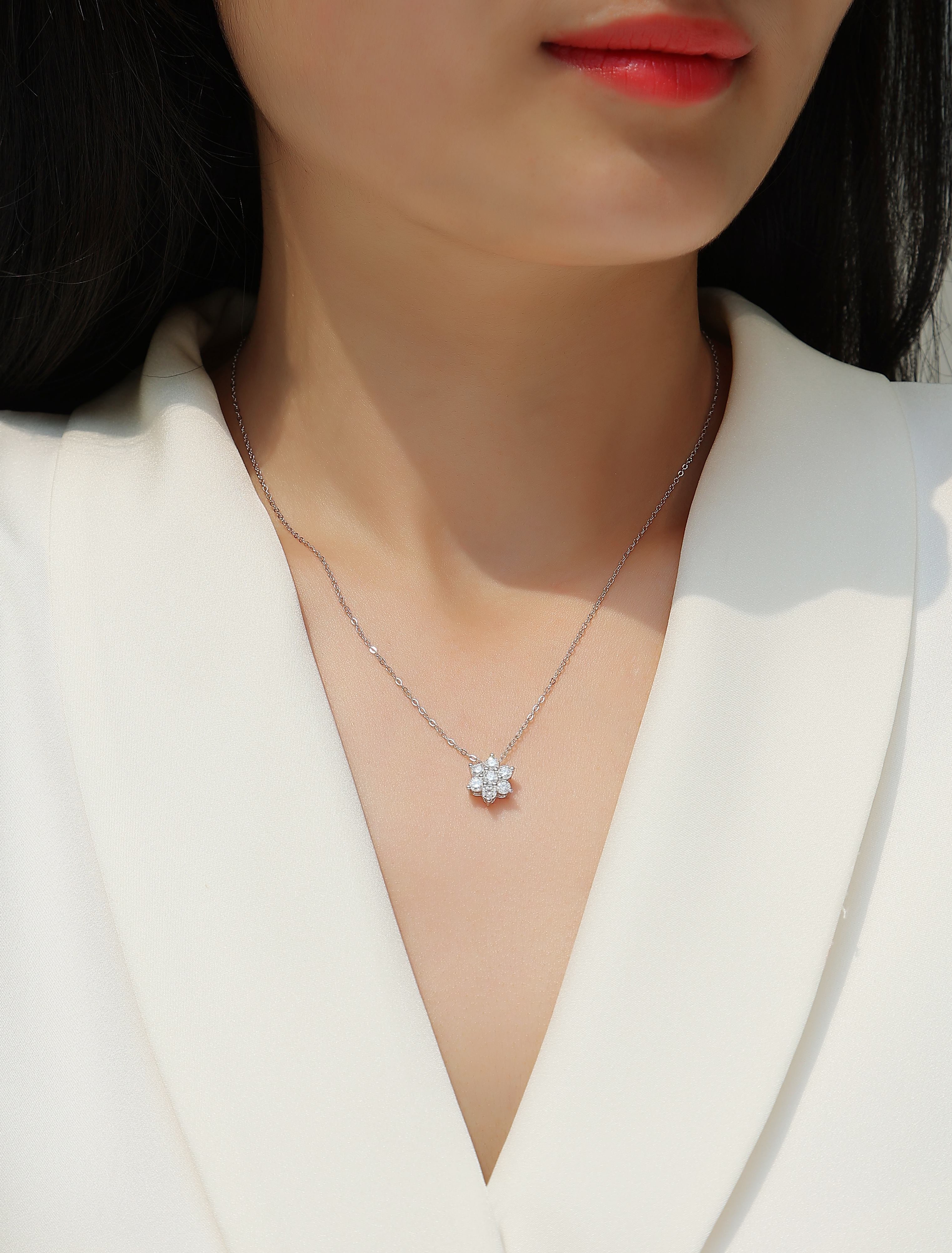 1Snowflakes Fluttering - A Fashionable And Luxurious Diamond Jewelry Pendant Set With Moissanite S925 Sterling Silver And Platinum Plating Prohibit TikTok sales - 5 - CJ